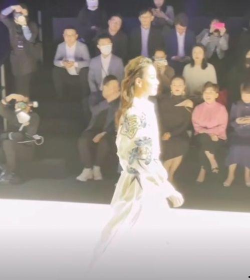 模特走秀表情包